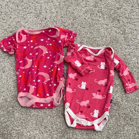 ^(2) KicKee Pants Onesies: Pink Kittens w/Yarn & Moon Stars - Picture 1 of 12